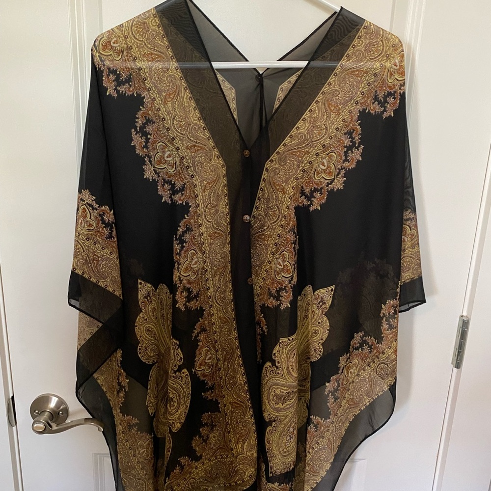 Beautiful Lightweight Black & Gold Poncho that also turns into a wrap. ♥️